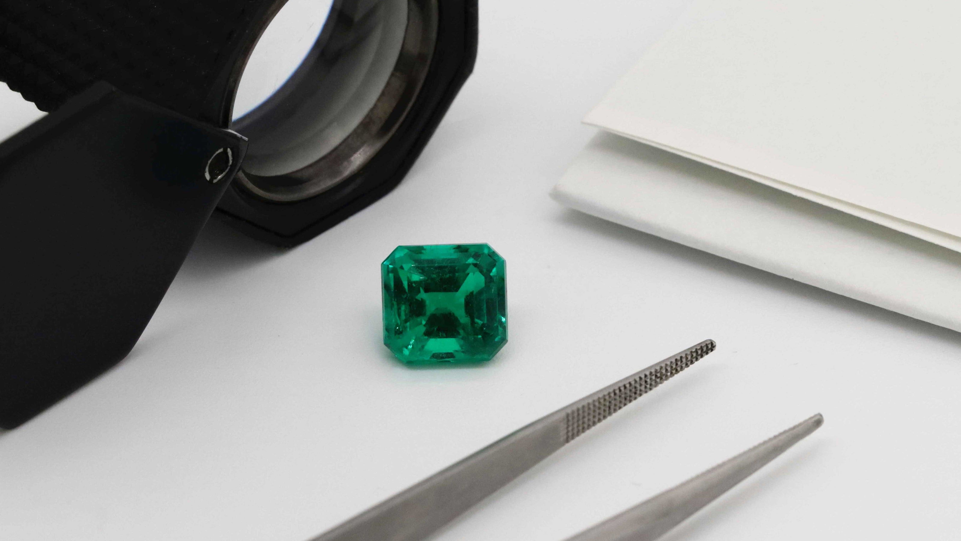 This is an image of emerald. L Line goes through a thorough process of selecting high quality diamonds and gemstones for jewelry manufacturing. VS Diamonds, Emerald, Ruby, Sapphire, Morganite and many more natural stones.